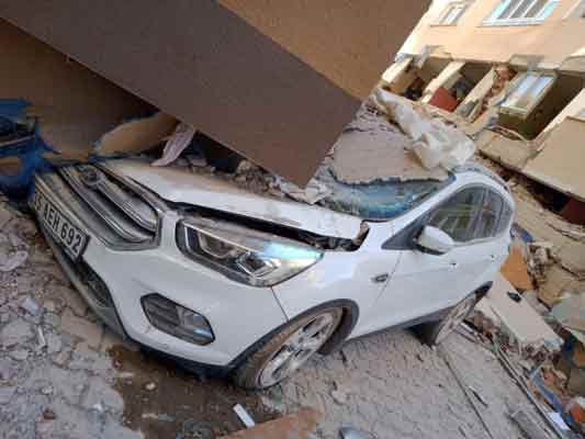 İzmir’de dün saat 14.51’de meydana gelen deprem sonrasında Barış Sitesinde yıkılan binanın enkazındaki bir saat dikkat çekti.