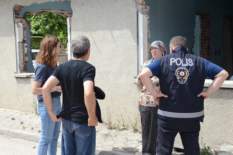 Eskişehir'de uyuşturucuya karşı çalışmalarına devam eden polis ekipleri, kentte bulunan metruk yapıları adeta didik didik arıyor. 