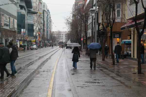 Sabaha karşı şiddetini arttıran yağışı fark eden Eskişehirliler, yeni güne evlerinden şemsiye ve yağmurluklarını alarak çıktı. 