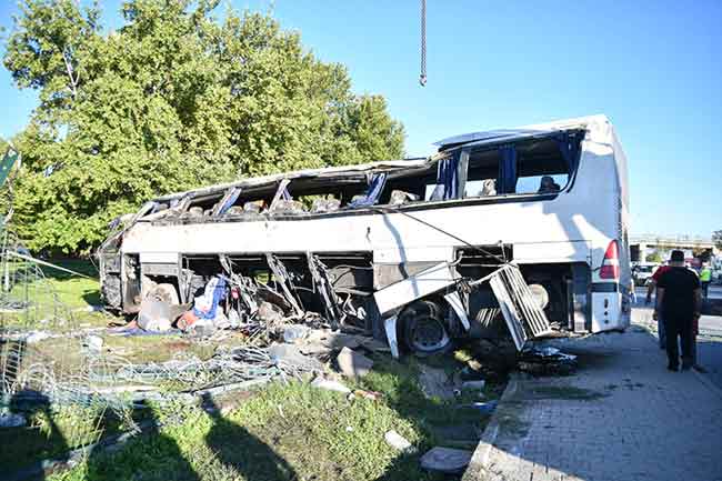 İddialara göre 26 S 0283 plakalı Mehmet İ. idaresindeki servis otobüsü ile seyir halindeyken, bir anlık dalgınlığı sonucu bariyerlere çarpıp otogar önünde bulunan yeşil alana devrildi.