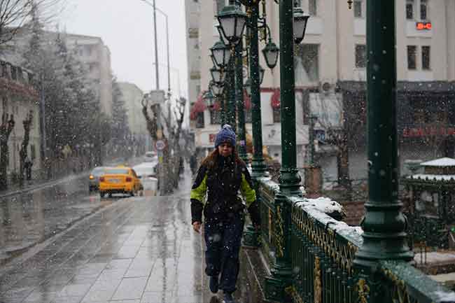 Hava sıcaklığının en yüksek 5, en düşük 0 derece ölçüldüğü Eskişehir'de sabah saatlerinde kar etkili oldu.