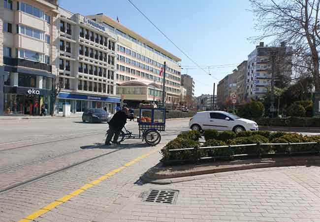 Eskişehir'de bugün hava sıcaklığının 20 dereceye kadar çıkmasıyla birlikte sokaklar şenlendi. Güneşi gören Eskişehirliler, Anadolu Gazetesi Muhabiri Hilal Köver'in objektifine böyle yansıdı.