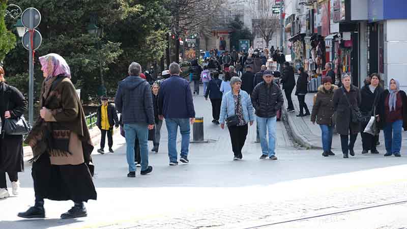 Eskişehir’de pazar günü güzel havayı gören vatandaşlar anın tadını çıkarabilmek adına adeta sokağa döküldü.