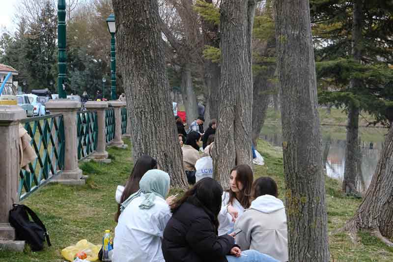 Eskişehir’de pazar günü güzel havayı gören vatandaşlar anın tadını çıkarabilmek adına adeta sokağa döküldü.