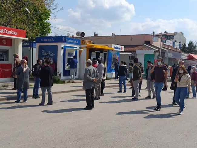 İçişleri Bakanlığı’nın Korona virüse karşı aldığı tedbirler kapsamında 30 büyükşehir ve Zonguldak’ta uygulanan sokağa çıkma yasağı dün gece itibariyle sona erdi. 