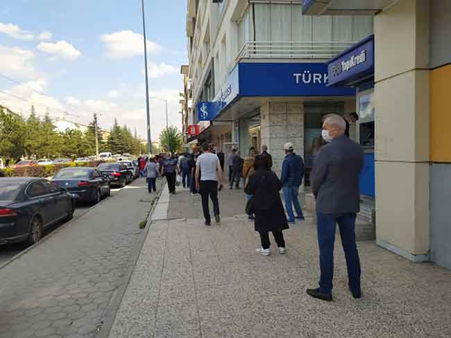 Eskişehir’de yasağın sona ermesiyle birlikte vatandaşlar da banka ve marketlere koştu. 