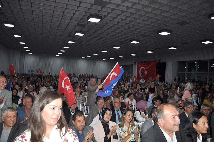 Yoğun katılımla gerçekleşen AK Parti Odunpazarı İlçe Başkanlığı Genişletilmiş Danışma Toplantısı'nda şehrimizdeki 15 belediyenin 15'ininde AK Belediyecilikle tanıştırılacağı vurgusu yapıldı.