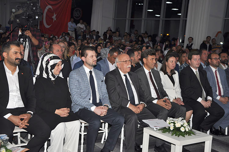 Yoğun katılımla gerçekleşen AK Parti Odunpazarı İlçe Başkanlığı Genişletilmiş Danışma Toplantısı'nda şehrimizdeki 15 belediyenin 15'ininde AK Belediyecilikle tanıştırılacağı vurgusu yapıldı.