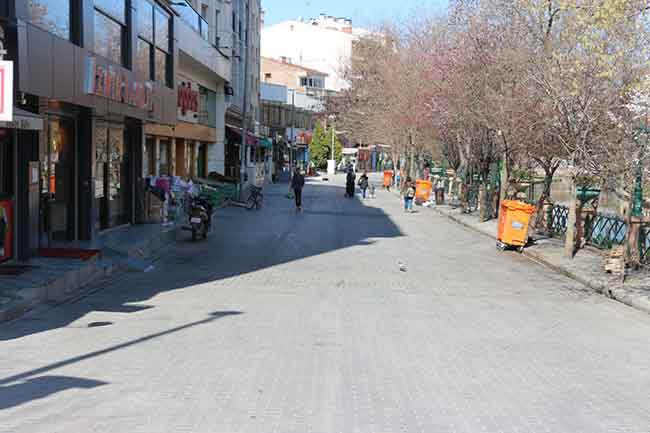 Mahalli İdareler Genel Seçimleri sebebiyle oy kullanma hazırlığında olan Eskişehirlilerin, güneşli güne rağmen pek de cadde ve sokaklara çıkmadığı gözlendi.