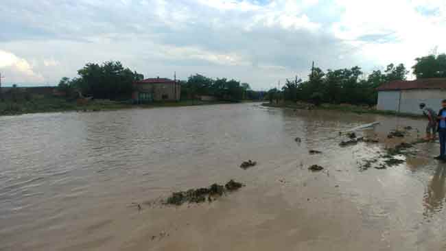 Yoğun yağış nedeni ile Seyitgazi Eskişehir yolu dolu taneleri ile kaplandı.