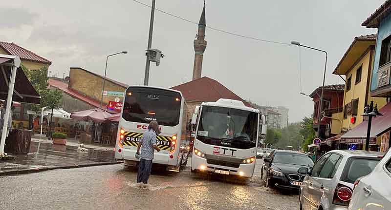 Yağmurun etkisiyle vatandaşlar kapalı alanlara kaçarken trafikte kalan araçlar güçlükle ilerledi.