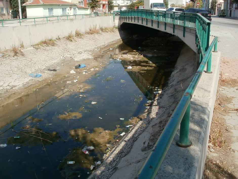 Eskişehir’de şehir merkezinden geçen bazı sulama kanallarının kötü görüntüsü ve içinde biriken atıklar ciddi bir çevre kirliliğine sebep olurken, insan sağlığını da tehlikeye atıyor. 