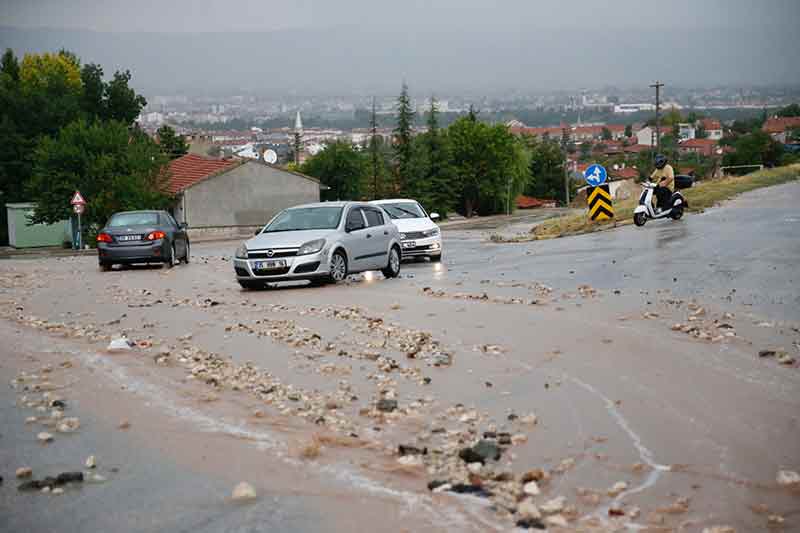 Meteoroloji 3. Bölge Müdürlüğünün uyarılarının ardından, Eskişehir’in kent merkezinde sağanak yağış etkili oldu