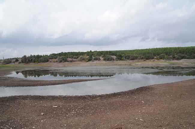 Yaz aylarında yağışların beklenen seviyenin altında olması nedeniyle suları çekilen göl, havandan görüntülendi
