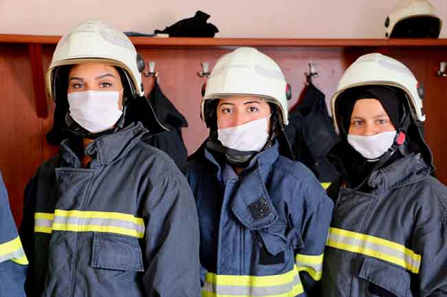 Eskişehir Büyükşehir Belediyesi İtfaiye Daire Başkanlığında staj yapan Kısmet Boran, Melisa Yavuz ve Muhibe Baytaroğlu, her gün gerçekleştirilen tatbikatlarla yangınlara müdahale için hazırlanıyor.