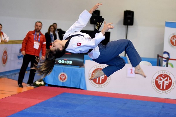Antalya Kemer'de Dünya Taekwondo Federasyonu tarafından düzenlenen Avrupa Şampiyonasında, Eskişehir’in 17 yaşındaki 'Altın Kızı' Gülsena Karakuyulu şampiyonu oldu. 