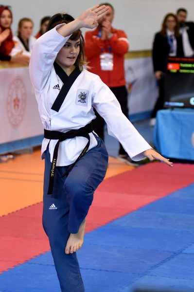 Antalya Kemer'de Dünya Taekwondo Federasyonu tarafından düzenlenen Avrupa Şampiyonasında, Eskişehir’in 17 yaşındaki 'Altın Kızı' Gülsena Karakuyulu şampiyonu oldu. 
