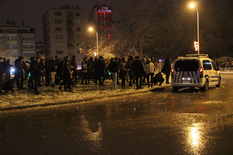 Eskişehir’de, kent merkezine mevsimin ilk kar yağışıyla birlikte üniversite öğrencileri sokağa döküldü. Akşam saatlerinde başlayan yoğun kar yağışında gençler doyasıya kartopu savaşı yaptı. 