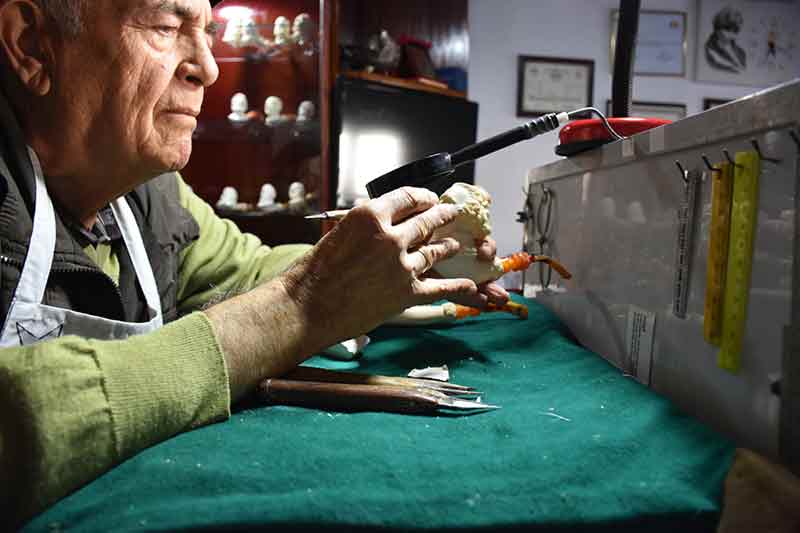 Eskişehir'de geleceğe aktarılan mirasın temsilcisi Mehmet Başsav 67 yıldır lüle taşına şekil veriyor. 12 yaşında lüle taşı işlemeye başlayan ve kolye, küpe, pipo, portre gibi eserler yapanBaşsav, mesleğe 8 usta kazandırdı.