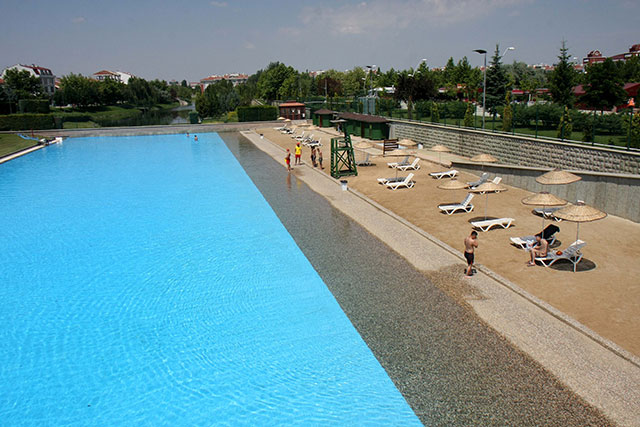 Eskişehir Büyükşehir Belediyesi tarafından inşa ettirilen yaklaşık 350 metre uzunluğundaki "yapay plaj"da sezon açıldı. 