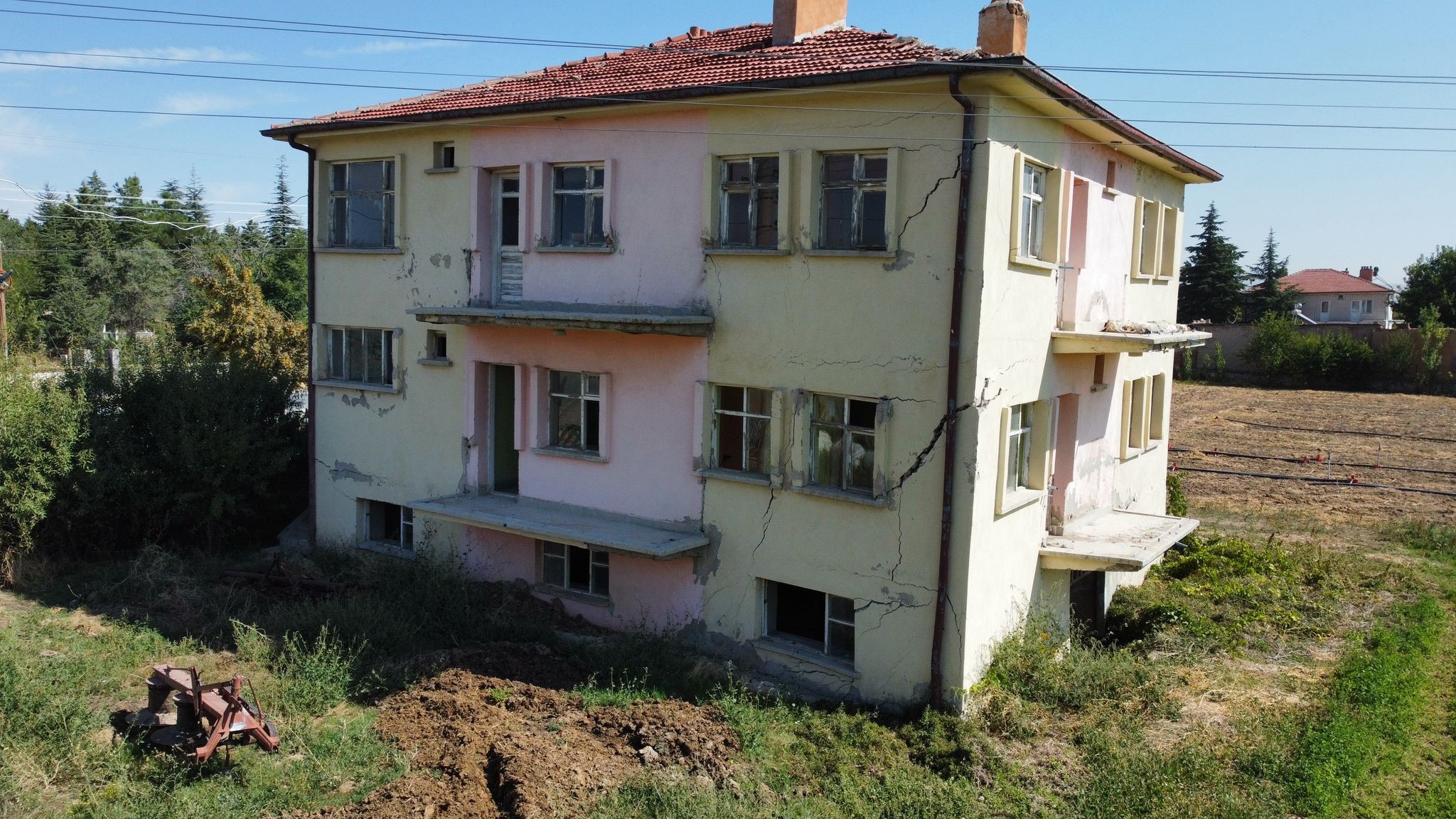 Kahramanmaraş'ta meydana gelen deprem sonrası yıkıma uğrayan kentlerde ortaya çıkan görüntülerin bir benzer manzarası da hasarlı olmasına ve adeta harabeye dönmesine rağmen yıkılmayan binaların bulunduğu Bolvadin'de yaşanıyor. 