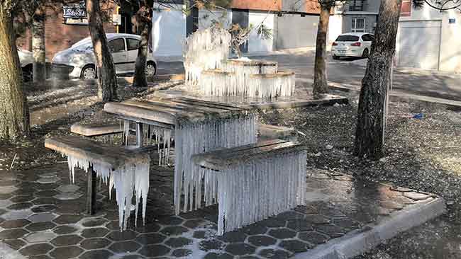 Eskişehir’de arıza yapan fıskiye otomatiği soğuk havanın da etkisiyle parkın buz tutmasına neden olurken, ortaya eşsiz görüntüler çıktı.