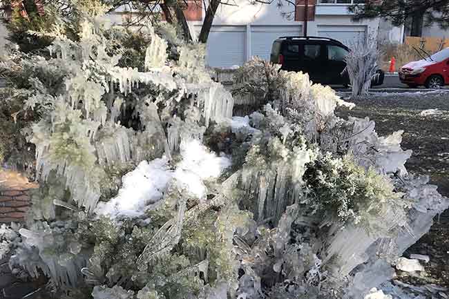 Eskişehir’de arıza yapan fıskiye otomatiği soğuk havanın da etkisiyle parkın buz tutmasına neden olurken, ortaya eşsiz görüntüler çıktı.