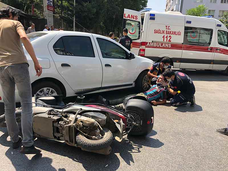 Edinilen bilgilere göre Atatürk Caddesi ile Ercan Sokak kesişiminde Adnan B.'nin kullandığı 26 GD 535 plakalı otomobili ile kuryelik yapan Berkay U. idaresindeki 47 ABC 742 motosiklet çarpıştı.