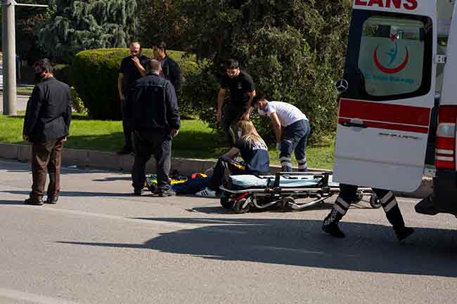 Atatürk Bulvarı'nın Dede Korkut Parkı yakınındaki kavşak noktasında meydana gelen kazada, üç tekerlekli motosiklet ile bir otomobil çarpıştı.
