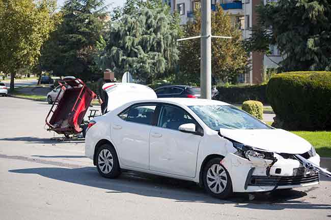 Atatürk Bulvarı'ndan Osmangazi Üniversitesi yönüne gitmekte olan otomobil, Kar Sokak'tan kavşağa giren üç tekerlekli motosiklet ile çarptıştı.