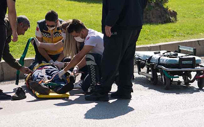 Çarpışmanın etkisi ile aracından fırlayan motosiklet sürücüsü, otomobile çarpıp, asfalta düştü.
