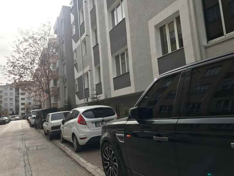 Eskişehir Bahçelievler Mahallesi’nin ara sokaklarında duyarsız sürücülerin kaldırımlara park ettiği araçlar vatandaşlara zor anlar yaşatıyor. 