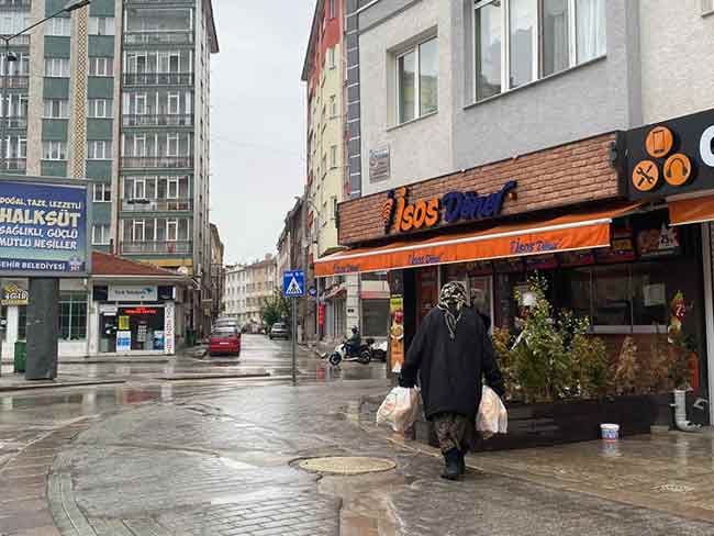 Eskişehir’de de yasağın son gününde sokaklar ve caddeler sessizliğe bürünürken sabah saatlerinde başlayan sağanak yağış şehirde etkili oldu.