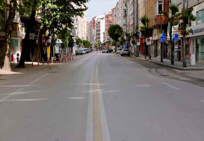Eskişehir, yeni tip koronavirüsle (Kovid-19) mücadele kapsamında uygulanan sokağa çıkma kısıtlaması nedeniyle günü sessiz geçiriyor. 
