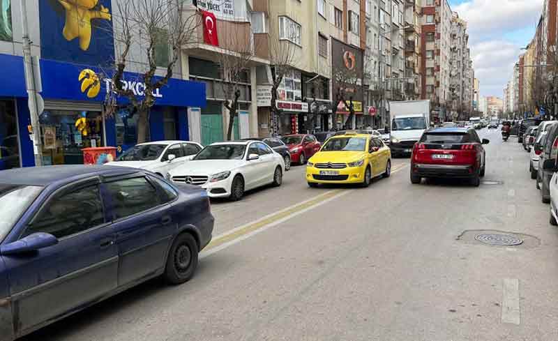 Caddelerde şeritlerden birisi Eskişehir Büyükşehir Belediyesi'ne ait şirket tarafından otopark olarak işletilirken, diğer bir şerit ise duyarsız sürücüler tarafından işgal ediliyor.