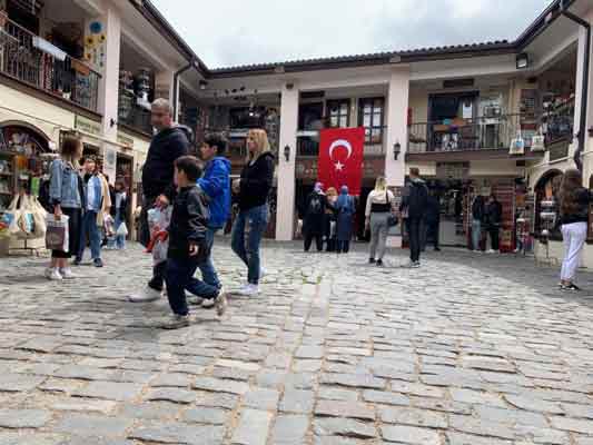 Eskişehir’in en önemli turizm alanlarından biri olarak bilinen ve tarihi evleriyle meşhur Odunpazarı Bölgesi'nde, 19 Mayıs Atatürk’ü Anma, Gençlik ve Spor Bayramı coşkuyla kutlandı.