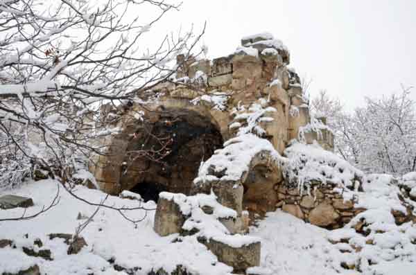Eskişehir’de gece başlayan şiddetli kar ve fırtınanın etkisiyle yüksek kesimler beyaza büründü.