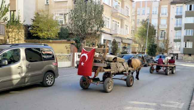 Son günlerde Eskişehir'de çocuk sürücüler tarafından kullanılan at arabaları araç sürücülerini çileden çıkarıyor. 