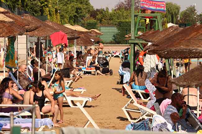 Hafta sonunun gelmesini ve sıcak havayı fırsat bilen vatandaşlar ise Bozkırın ortasındaki deniz olarak nitelendirilen ve her yıl binlerce ziyaretçiyi ağırlayan Eskişehir Kent Park Plajı’nda soluğu aldı.