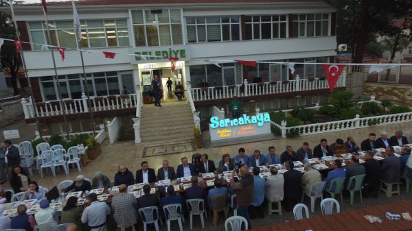Eskişehir Sarıcakaya İlçe merkezinde belediye binası önündeki Hürriyet caddesi üzerine iftardan saatlerce önce masa sandalyeler dizilip hazırlıklar başladı.