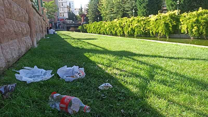 Su üzerinde biriken ambalajlar, kâğıt ve poşetler kötü görüntülere neden oluyor. Ayrıca Porsuk Çayı’nın kenarlarındaki çim alanlara bırakılan çöpler dikkat çekiyor.