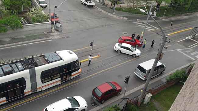 Tepebaşı bölgesindeki İsmail Gaspıralı caddesi üzerindeki tramvay yolunda bulunan direk tehlike saçıyor.