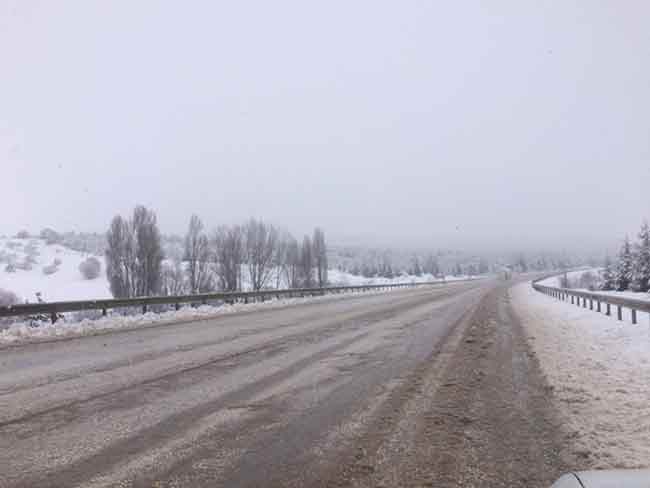 Eskişehir-Kütahya, Eskişehir-Afyon, Eskişehir-Bursa ve Eskişehir-Ankara karayollarında şiddetli kar yağışı sürücülere zor anlar yaşattı. 