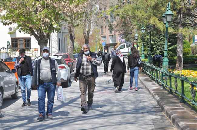 Koronavirüse karşı alınan tedbirler kapsamında uygulanan 48 saatlik sokağa çıkma yasağının ardından Eskişehirliler kendilerini sokağa attı
