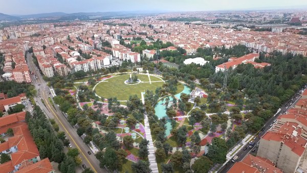 Çevre ve Şehircilik Bakanlığı Toplu Konut İdaresi (TOKİ) Başkanı Ömer Bulut, Eskişehir'de yapılması planlanan Millet Bahçesi için açıklama yaparken projenin ayrıntıları da medya ile paylaşıldı. İşte Millet Bahçesi projesinin çok özel fotoğrafları.