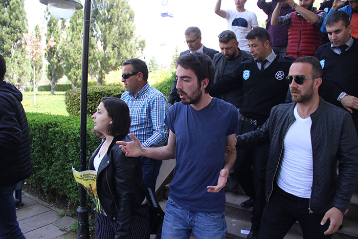 Eskişehir Osmangazi Üniversitesinde bir süre önce yaşanan olaylara tepki göstermek isteyen ve bildiri dağıtan 3 öğrenci gözaltına alındı. 