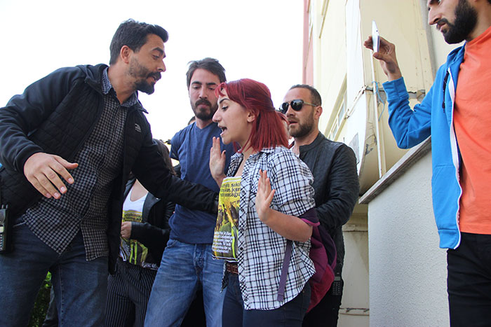 Eskişehir Osmangazi Üniversitesinde bir süre önce yaşanan olaylara tepki göstermek isteyen ve bildiri dağıtan 3 öğrenci gözaltına alındı. 