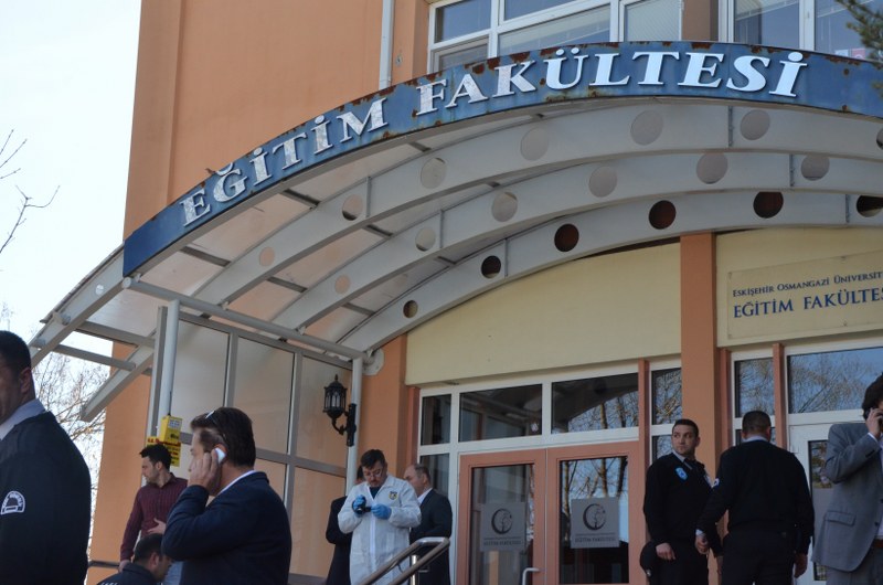 Eskişehir Osmangazi Üniversitesi (ESOGÜ) Eğitim Fakültesi'nde silahlı bir saldırı olduğu, saldırıda 4 kişinin öldürüldüğü 3 kişinin de yaralandığı bildirildi.
