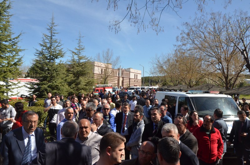 Eskişehir Osmangazi Üniversitesi (ESOGÜ) Eğitim Fakültesi'nde silahlı bir saldırı olduğu, saldırıda 4 kişinin öldürüldüğü 3 kişinin de yaralandığı bildirildi.
