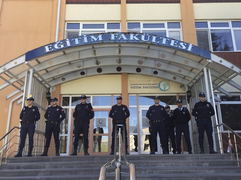 Eskişehir Osmangazi Üniversitesi (ESOGÜ) Eğitim Fakültesi'nde silahlı bir saldırı olduğu, saldırıda 4 kişinin öldürüldüğü 3 kişinin de yaralandığı bildirildi.
